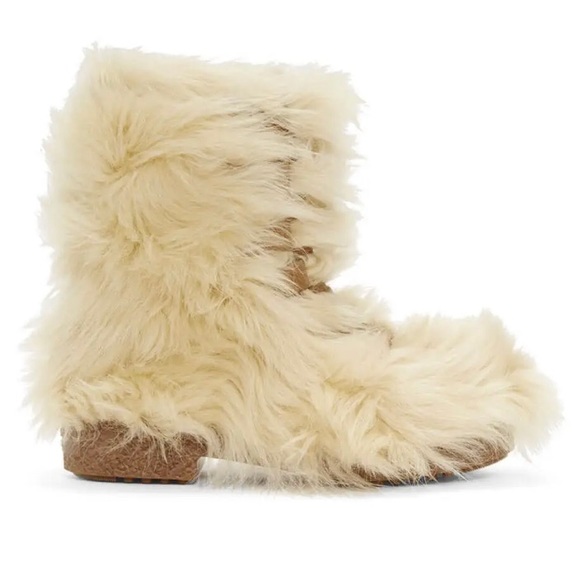 Yves Saint Laurent Beige fur boots. - Picture 6 of 10